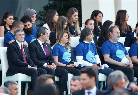 Nobel dll bilim adam Prof. Dr, Aziz Sancar, Yale niversitesi'nden Prof. Dr. Murat Gnel, Antartika'daki bilim heyeti yeleri, madalyas olan sporcular ile dini cemaatlerin ruhani liderleri de trende yer ald. Dini cemaat temsilcileri ve renciler krsnn solunda, bilim insanlar ise sanda durdu.