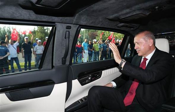 Erdoan, kendisine sevgi gsterisinde bulunan vatandalar selamlad.