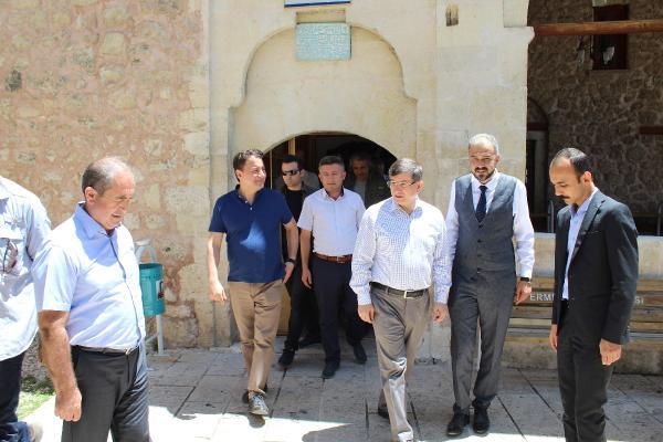 AK Parti&#8217;nin ekonomi politikalarnda uzun bir dnem sz sahibi olan eski babakan yardmcs Ali Babacan 24 Haziran'da milletvekillii bavurusu yapmam ancak son gne kadar ismi ekonomi ynetimi iin gemiti. Eski Babakan Ahmet Davutolu da 24 Haziran&#8217;daki seimler iin yeniden adaylk bavurusu yapmamt.