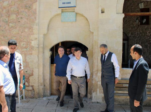 CUMHURBAKANI Tayyip Erdoan dn Meclis'te yemin etmiti. O srada henz kabine belli olmam ekonomi ynetimi iin Ali Babacan ismi de henz gndemden dmemiti. Erdoan'n Meclis'te yemin ettii srada Ali Babacan'n, eski Babakan Ahmet Davutolu ile birlikte Karaman'n Ermenek ilesinde tarihi ve turistik yerlerde gezide olduu ortaya kt. Davutolu ve Babacan'a eleri de elik etmi...