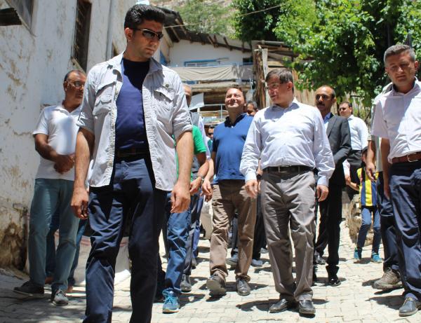 BETEPE'DEK TRENE DE GELMEDLER... Davutolu ve Babacan, Betepe'deki Cumhurbakanl Klliyesi'nde dzenlenen yeni dneme gei trenine de katlmadlar.