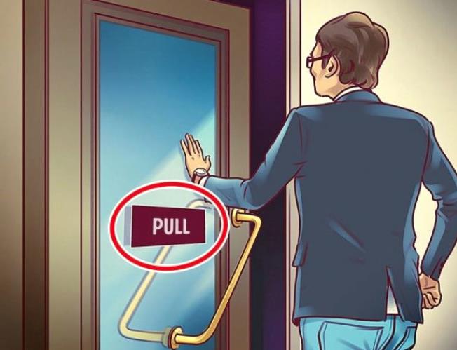 ngilizce &#8216;ekin' yazan kapnn itilerek almas