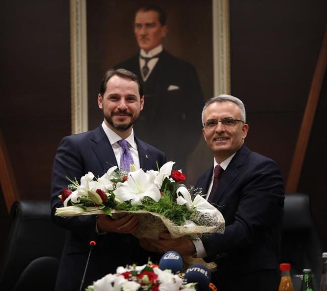Hazine ve Maliye Bakanlna getirilen Berat Albayrak, eski Maliye Bakan Naci Abal'dan grevi devrald. Trene ileri Bakan Sleyman Soylu da katld.