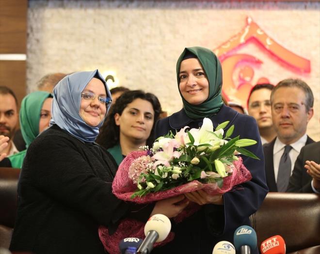 alma, Sosyal Hizmetler ve Aile Bakan Zehra Zmrt Seluk, bakanlkta dzenlenen trenle grevi Fatma Betl Sayan Kaya&#8217;dan devrald. Devir teslim trenine Genlik ve Spor Bakan Mehmet Muharrem Kasapolu da katlda.