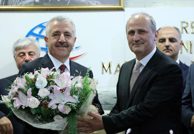 Ulatrma ve Altyap Bakan Cahit Turhan, eski Ulatrma, Haberleme ve Denizcilik Bakan Ahmet Arslan'dan grevi devrald.