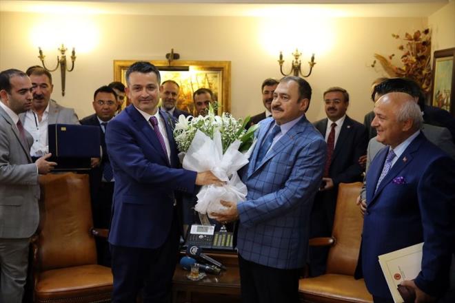 Tarm ve Orman Bakan Bekir Pakdemirli, bakanlkta dzenlenen trenle grevi Veysel Erolu'ndan devrald.