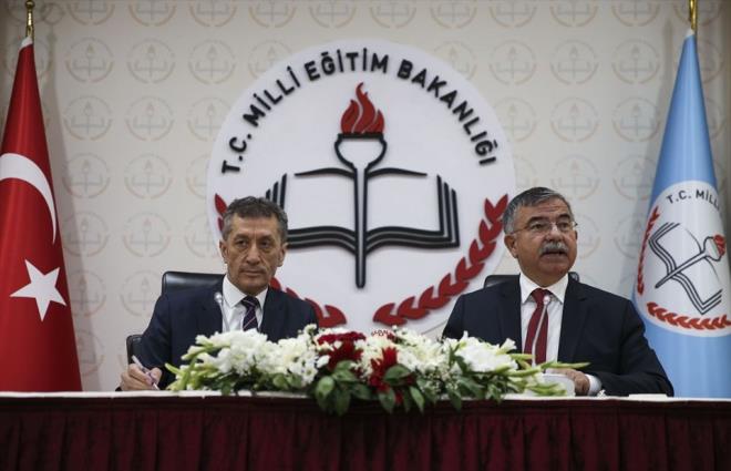 Milli Eitim Bakan Ziya Seluk , bakanlkta dzenlenen trenle grevi smet Ylmaz'dan devrald.