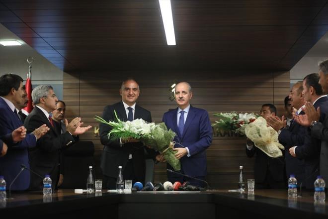 Kltr ve Turizm Bakan Mustafa Ersoy (solda), bakanlkta dzenlenen trenle grevi Numan Kurtulmu'tan devrald.
