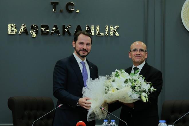 Hazine ve Maliye Bakan Berat Albayrak, Hazine Mstearlnda dzenlenen trenle Mehmet imek'ten grevi devrald.