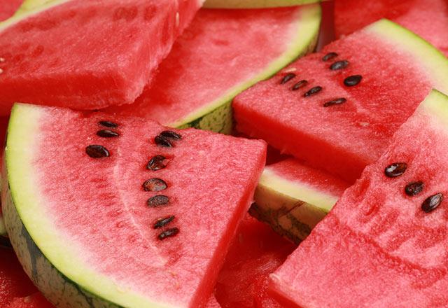 Karpuz  -  Hem lezzeti hem serinletici etkisiyle yazn vazgeilmezi karpuz tam bir salk deposu. Kalpten kansere birok hastala iyi gelen karpuz, buna karn eker oran yksek bir meyve. 2 dilimi (80 gram) 1 porsiyona eit olan karpuzu tketirken zellikle inslin direnci olanlarn, hipoglisemi ve diyabet hastalarnn kontroll tketmesi art. Zira 1 porsiyonu 180 kalori olup, 20 gr eker, 270 mg potasyum, 17 gr A vitamini, 21 gr C vitamini, 4 gr demir ve 1 gr lif ieriyor. Karpuzun yannda protein kayna olan peynir tketmek kan ekeri seviyesinin daha normal seyretmesini salyor.