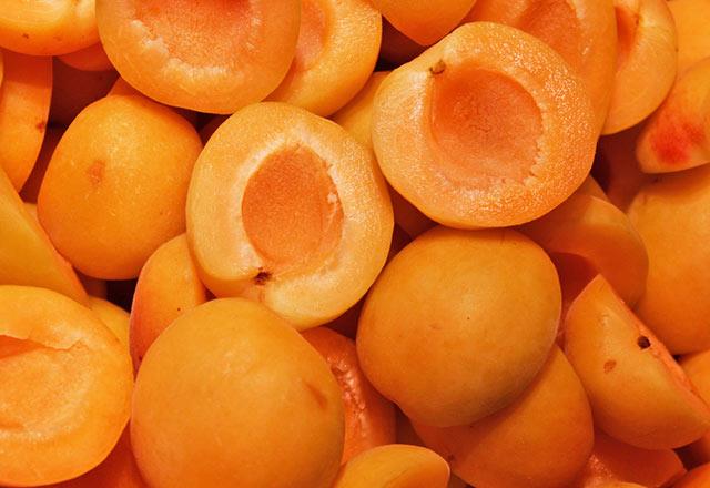 Kays-     Demir ierii yksek olan kays anemi ve anemi kaynakl pek ok hastal nlerken, tedaviyi de kolaylatryor. Kan oluumunu destekleyen, kan akn ve enerjisini artran kays, kanda biriken zararl atk maddelerin vcuttan atlmasna da yardmc oluyor.    Gnde 3-4 adet taze ya da kuru kays 1 porsiyona denk geliyor. Lif oran yksek bir meyve olduundan kabzlk sorunu yaayanlara ok iyi gelirken, fazla tketimi ishal sorununu artrabilir