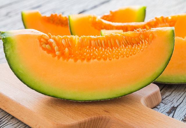Kavun-    Zengin potasyum ve su ieriiyle salk deposu olan kavun, vcuttan toksik maddelerin atmn kolaylatrrken, kalp krizi riskini azaltyor, kt kolesteroln drlmesine fayda salyor. Yksek potasyum ierdii iin bbrek hastalarnn ve hiperpotasemi hastal olanlarn doktoruna danarak tketmesi gerekli. Gnde 2 dilim kavun 1 porsiyon meyveye denk geliyor