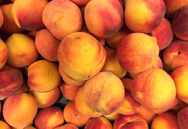 eftali-    Beslenme ve Diyet Uzman Yeim zcan &#8220;eftali lif ierii sayesinde sindirime yardmc olup kabzl azaltrken, hamileler ve anne karnndaki bebekler iin saysz fayda salyor. Gnde 1 orta boy eftali tercih edilebilir. Tyl yaps boaz tahri edebilecei iin kabuunu soyarak tketebilirsiniz&#8221; diyor.