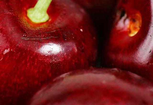 Kiraz -    Bilimsel almalar her gn uyumadan 10 dakika nce tketilen 1 porsiyon (15-20 adet) kirazn, uykuya dalmay kolaylatrdn ve uyku kalitesini artrdn gsteriyor. eker ierii nispeten dk olduu iin diyabet hastalarnn da rahatlkla tketebilecei bir meyve olan kiraz, gut hastalnn iyileme srecine de destek oluyor. Ancak kan sulandrc etkisi olduundan kalp ve tansiyon hastalar dikkatli tketmeli.