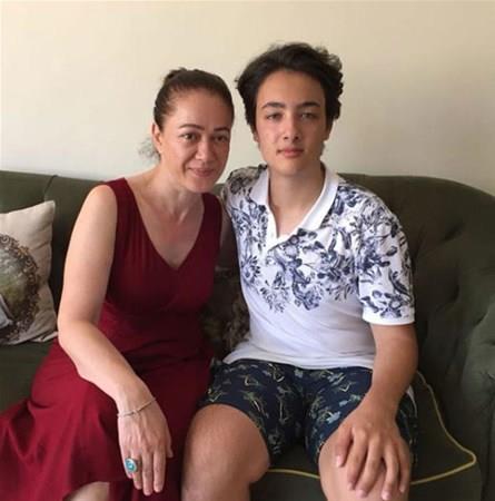 Yldrmlar'n " Yaprak Dkm'nden olum ne kadar bym deil mi?" notuyla paylat fotoraf takipileri tarafndan beeni yamuruna tutuldu.Orbay Avc, henz kck bir ocukken,  sezon boyunca efsane dizide Caner karakterini canlandrmt.