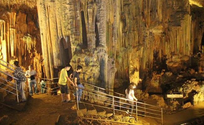 Birbiriyle balantl toplam uzunluu 200 metreyi bulan galerileri, ilgin ekilli sarktlar ve dikitleriyle de grsel len sunuyor. Esiz grntsyle fotoraf merakllarnn da ilgi gsterdii maarann duvarlarndan akan suyun kutsal olduuna da inanlyor. Baz ziyaretiler el ve yzlerine srdkleri bu su ile ifa aryor.