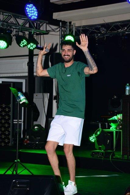 SOT DYET    "Bol yemek yiyemiyorum, o yzden biraz zayfladm. sot diyeti... Ayrlk da etkiledi tabii..." Yaz aylarnda kan arklarla ilgili fikirleri sorulan do, yle konutu: "Bu sene kan arklar yklyor, aslnda bu gzel bir ey.