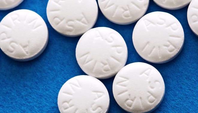Ba arsnda karmza kan aspirin imdi de sivilcelere sava am durumda. 2-3 adet aspirini suda eritip zerine 2 ay ka bal ekleyerek hem sivilcelerden hem de sivilce izlerinden kurtulabilirsiniz.