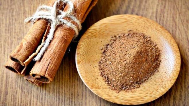 Kokusu gzel maske mi olur demeyin, bu tarifi mutlaka deneyin: 1 yemek ka toz tarna 2 yemek ka bal ekleyerek tarn maskesi hazrlayabilirsiniz. Yznze srdnz an yumuatc etkisini gsteren tarn maskesini hafta 2-3 kez yapabilirsiniz.