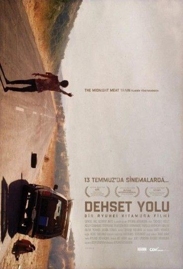 Dehet Yolu<p>      Dehet Treni ve Versus filmlerini izlemediyseniz bir an nce izlemeniz gereken ynetmen Ryhei Kitamura&#8217;dan rahatsz edici bir film daha. Haftann korku gerilim trnde izlenesi filmi. Bir grup gen, bir trafik kazas, ssz bir yer ve srayla lmler eklinde zetlenebilecek hikayede ynetmenin izleyiciyle ince ince hatta bazen gstere gstere alay eden tarzna yine hayran kalacaksnz.