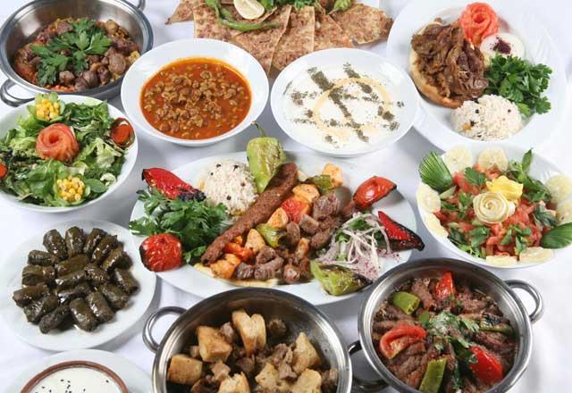 &#8216;&#8217;Salkl yaamn srr hareket etmek&#8217;&#8217;<p>      Yemeklerin yannda ikram edilen soan, domates gibi ek besinler hakknda da konuan Mehmet z, &#8216;&#8217; Mesela lokantalara bakn, et sipari edilir ama yannda, soan, nane, domates ikram edilir. Yannda baharatl olan i kfte olur. O yzden yemekler salkldr" szleri ile konumasn srdrd.