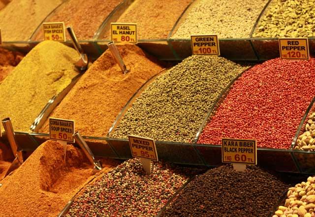 &#8216;&#8217;Anadolu yemeklerine ak koyuyorsunuz&#8217;&#8217;<p>      Anadolu yemeklerinde zellikle tarn, kekik gibi baharatlarn tercih edildiini ve bunlarn lezzetin yan sra insan sal iin de olduka faydal olduunu dile getiren z szlerini u ekilde srdrd:    &#8217;&#8217;Anadolu yemeklerinin bir zellii daha var. Anadolu yemeklerini aile<p>   olarak hep birlikte yersiniz. Bilgisayarla, telefonla uramadan, insanlar birbirinin gznn iine bakarak yemek yer. Bu da insan daha mutlu eder ve salkl olma orann ykseltir. Anadolu yemeklerindeki rnler topraktan kt gibi sofraya gelir. Evet, Anadolu yemeklerinde baz yalar yksektir, bu da baz salk sorunlar olanlar iin sorun tekil edebilir ama yemeklerde sebze, meyve gibi rnler de olduundan sala zararlar minimuma iner."