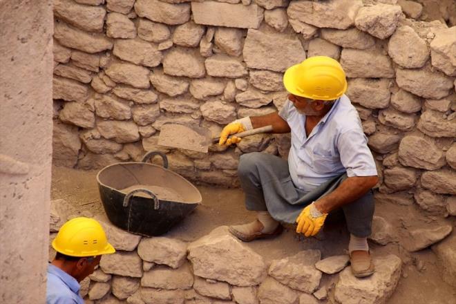 ifti, u ana kadar kaz alannda ilk tapnan ve ilk yerleim yerinin tespit edildiini vurgulayarak, "Kaz alan ok geni. Belki buradaki almalar yzyllarca srecek. Bu alan ok zengin, sadece birka yllk bir kaz almasyla tm detaylarn ortaya kmas mmkn deil, bunun farkndayz. Bu anlamda bizim en byk ansmz Gbeklitepe'nin anlurfa'da olmasdr. anlurfa 12 bin yllk insanlk tarihinin merkezinde bulunuyor. Bu bizim iin ok nemli. Bunun iin biz de zerimize deni yapacaz" ifadelerini kulland.