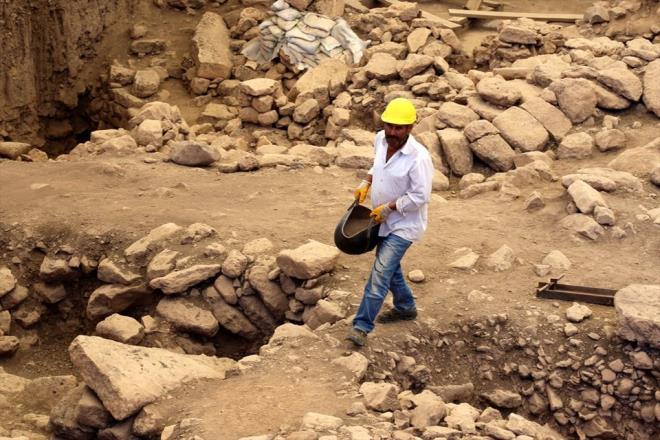 Gbeklitepe'nin dnyann en nemli yerleim birimlerinin banda geldiini vurgulayan nal, Trkiye'nin bulunduu corafi konum itibariyle insanlk tarihine k tuttuunu dile getirdi. Tarih boyunca medeniyetlere beiklik eden bu corafyada, bylesi bir kaz alannn bulunmasnn tesadf olmadn anlatan nal, Trkiye'nin bu insanlk mirasn gelecek nesillere en iyi ekilde aktarmak iin elinden gelen abay gsterdiini ifade etti.