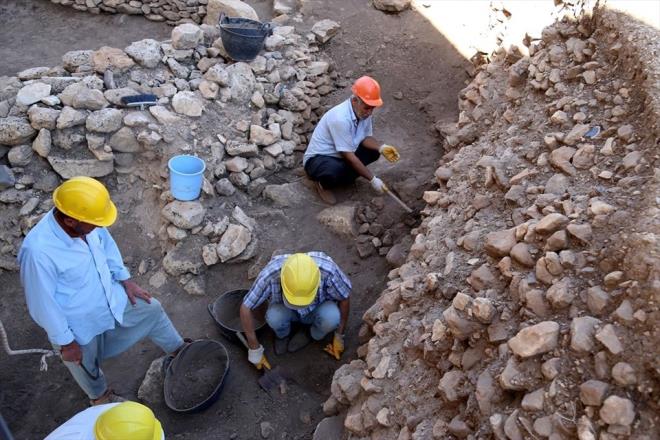 Gbeklitepe'deki kazlarn yaklak 150 yl srmesinin ngrldn belirten nal, yle konutu: "Gbeklitepe'de yaklak eyrek asrdr arkeolojik kaz almalar devam etmektedir. Kaz alannn bykln gz nne aldmzda en az 150 yl daha burada kaz almalar devam edecektir. u an ziyaretilerin gezip grd alan estetik ve gzel bir atyla kapland. Halen 4 dairevi antsal mega tapnan bulunduu gezi alan ziyaretiler tarafndan gezilebiliyor. imdi gezilen alann hemen kuzeyinde, 4-5 yldr arkeolojik almalarn yapld yeni ant tapnaklarnn izine rastland bir kaz alan daha var. Kaz almalar yapldka Gbeklitepe'nin bilinmeyen zellikleri n plana kacaktr."