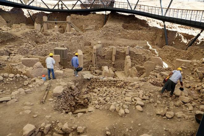 Berlin Alman Arkeoloji Enstits ve anlurfa Mzesince 1995'ten beri ortaklaa yrtlen almalarda, Neolitik dneme ait boylar 3-6 metre, arlklar da 40-60 ton olan, yabani hayvan figrl "T" biimli dikili talar bulundu.<p>      Kazlarda ayn zamanda, 8-30 metre apnda dairesel ve dikdrtgen ekilli dnyann en eski tapnak kalntlar ve yaklak 12 bin yl ncesine ait olduu belirtilen 65 santimetre uzunluunda insan heykeli gibi eitli tarihi eserler de gn yzne karld.