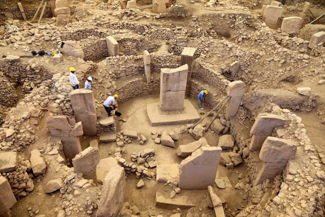 nal, ren yerindeki kaz alannda yeni bulgulara rastlandn ifade ederek, "Yaplan jeofizik almalarnda en az 15 tane daha antsal tapnak ve 200'den fazla dikili tan hyk iindeki topran altnda olduu tespit edildi. Arkeolojik kazlar nmzdeki yllarda da devam ettike yeni yaplarla karlaacaz. Gbeklitepe'de trensel yaplar meydana kt. Tapna ina edenlerin yaad mekanlara ve onlara ait yaantlarn bulgularna henz ulalamad. Kazlar devam ettike bunlara ulalmas iin de ihtimal var" diye konutu.