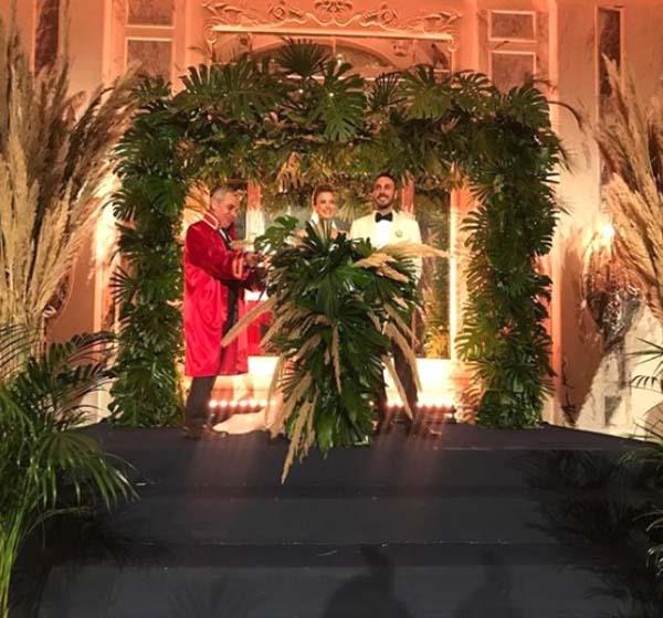 Sanat camiasndan birok nl ismin katld dnde Simge Fstkolu, Serkan ar'nn klarneti eliide arklar syledi. Emir Tavukuolu ile dnyaevine giren Simge Fstkolu'nu sevenleri yalnz brakmazken dn fotoraflar ve videolar sosyal mecralarda paylalmt. Simge Fstkolu-Emir Tavukuolu ifti alklar eliinde sahneye gelirken dans edip ak dolu baklarla mrlk imza atmlard.