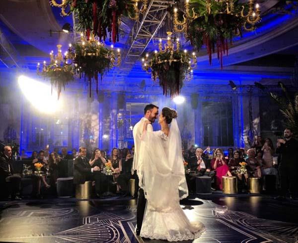 Onur Akay, NTV&#8217;nin sunucularndan Simge Fstkolu&#8217;nun hamile olduunu ve bu nedenle ekranlara veda ettiini duyurdu. te Onur Akay'n duyurusu...