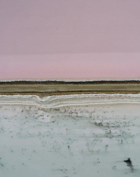 Kn buz mavisi, yazn beyaz rengiyle dikkati eken Tuz Gl'nde, bugnlerde bir alg tr olan "dunaliella salina"lar nedeniyle adeta krmz beyaz len yaanyor.