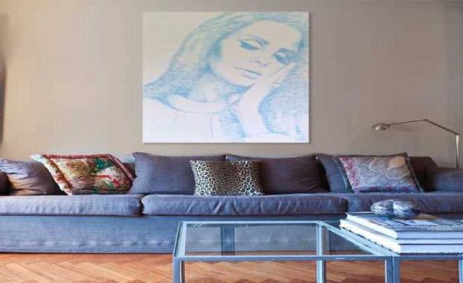 Resim yapmak iin boya olarak farkl renkler tercih etmeyen Fraser sadece ruj kullanyor.