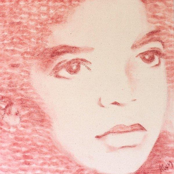 Dudaklarna srd ruj ile resmi ortaya kartan Fraser biraz zorlansa da ortaya kard grntyle ilgin bir resim ortaya kard.