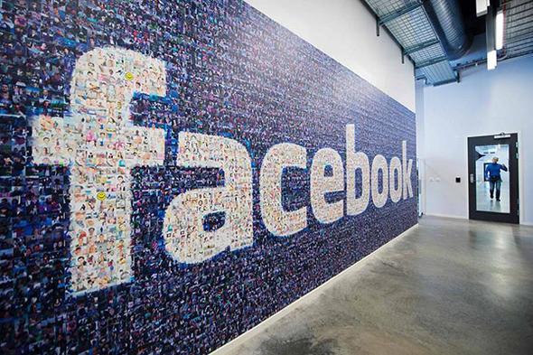 Facebook ilk ofisinin duvarlarna Dave Choe adnda birine grafitiler izdirdi. Bunun karlnda da sanatya ok az miktarda Facebook hissesi verildi. Facebook halka aldnda bu hisselerin deeri 200 milyon dolard.
