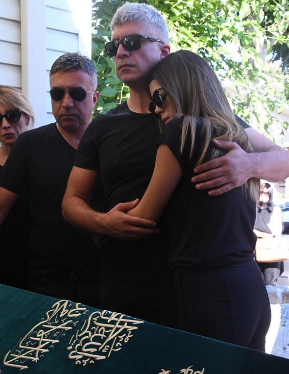 ENDEN DESTEK  <p>    zcan Deniz camide babasnn tabutunun bana gelerek bir sre tabuta sarlp, alad. Feyza Aktan einin omzuna yaslanarak teselli etmeye alt.