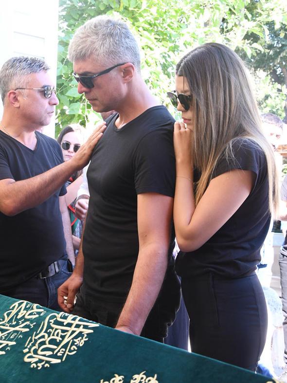 Uzun zamandr ks olduu bilinen zcan Deniz ve Mahsun Krmzgl cenazede bir araya geldi. Vefa rnei gsteren Mahsun Krmzgl&#8217;n aksine cenazeye baka nl ismin katlmamas dikkat ekti.