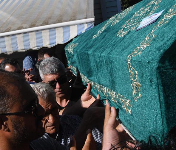 Sadk Deniz Zekeriyaky Camii&#8217;nde ikindi namazna mteakip klnan cenaze namaznn ardndan Kilyos Mezarl&#8217;nda topraa verildi.