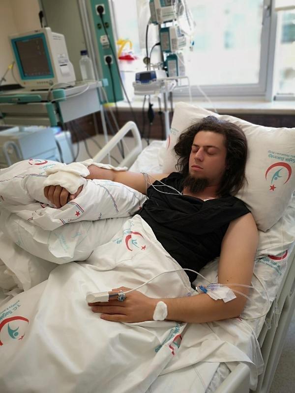 ANTALYA L SALIK MDR: KIZARIKLIK DIINDA BAKA BULGU YOK, KEND STEYLE GTT    Bu arada Antalya l Salk Mdr nal Hlr, yapt aklamada, kendilerine verilen bilgide, olayn dn saat 15.00 civarnda gerekletiinin aktarldn belirterek, "Akdeniz niversitesi Hastanesi'ne geliyorlar. Orada kendisi de kolunu bezle sarm, ylann zehrine kar tecrbeli yani. Zehir Danma Merkezi ile gryor. Sonrasnda serum onlarn elinde olmaynca Trkiye'deki ylan srmalarna kar serum bulunan Eitim ve Aratrma Hastanesi'ne gnderiliyor" diye konutu.