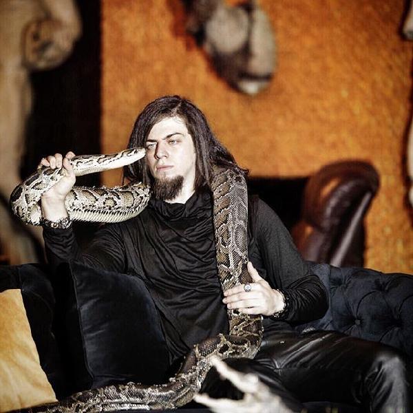 Aref'in kobray ne zamandan beri beslediini bilmediini syleyen Yana Vinter, "Ylanla kk bir gsterisi oluyor. Fazla bir ey yaptrmyordu. Kutudan kartyordu, geri koyuyordu. O kadar, kobrann baka bir ilevi yoktu. Zorlayacak ya da hayvan uratracak bir durum yoktu. Hayvann gayet gzel yaadn biliyorum. Sadece grnmesi asndan kollanyordu. 30 saniye ile 1 dakika arasnda bir gsteri yapyordu." diye konutu.    Dier yandan Aref Ghafouri gsteride kulland kobra ylanyla 3 yl nce ektii fotoraf sosyal medya hesabndan "lmle hi bu kadar yakn olmadm." notuyla dn gece paylat.