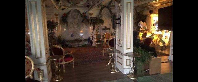 Plastik kelepeyle otobsten indirilen pheliler, rahat tavrlaryla dikkat ekti.