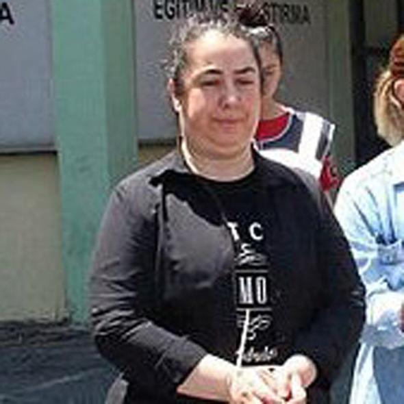 Alev BABUNA<br>  Kskl'daki rgt evinde yaar. rgtn kasas olan ynetici bacdr. Organizasyonlar iin kardelere de talimat verir. Yurt ii ve yurt dndan eskort ve manken getirilmesi iin gerekli organizasyonu yapar. Dar tek kamayan kzlarn yannda gardiyan olarak gnderilir.    Her gn Adnan Oktar'a mali durumla ilgili rapor verir. rgtteki hcre sisteminin dnda olan ve her bilgiyi bilen 5 kiiden biridir. rgtn toplu alverilerini yapmada grev alr.  adnan oktar rgt , rgt emas , grev