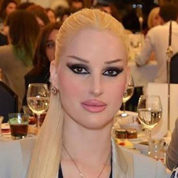 Merve BYKBAYRAK<br>  Kod ismi: Fevzi. Kandilli'deki Dragos ismi verilen rgt merkezinde Adnan Oktar ile birlikte yaar. Ynetici bacdr. Adnan Oktar'n zel ileri dahil, hukuk, Dragos'a para ak, takip edilmesi gereken her trl dosya, kiralanacak veya satn alnacak evlere karar verilmesi ve grup evlerinde kalan baclar ile ilgili ileri takip eder, ynetir. Dijital ortama ok fazla rgt hakknda bilgi ykler ve bunlar ifreli dosyalarda tutar.    Dragos'taki kasay ynetir. rgtten ayrlanlara kar yrtlen iftira ve itibarszlatrma kampanyasnn ieriklerini oluturur.rgtteki hcre sisteminin dnda olan ve her bilgiyi bilen 5 kiiden biridir.