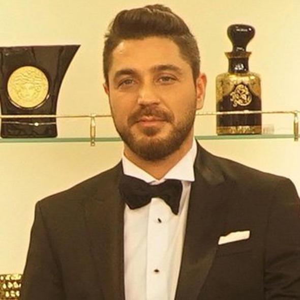 Mehmet Ender DABAN<br>  Kod ad : Ejder. rgtn ynetici kardelerindendir, silahldr. Bora Yldz ve Kartal Gktan ile Kandilli'de bulunan rgt evlerinden birinde kalr. Kardeler iinde Adnan Oktar'a en yakn kiilerden biridir.    rgte muhalif olan kiilere ynelik iftira sitelerini ve internetteki propaganda faaliyetlerini ynetir. Adnan Oktar yaynlarnn tm internet sitelerini ynetir. ifreler onda bulunur.