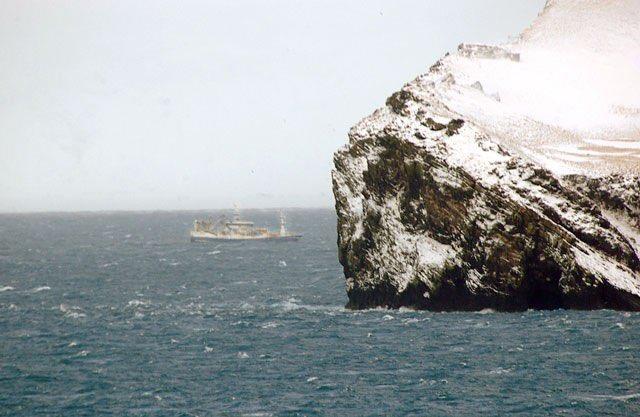 Di�er �skandinav kabilelerden farkl� olarak buzuldan olu�an bir adada ya�ayan �zlandal�lar, binlerce y�ll�k tarihlerinde o d�neme kadar kimseyle sava�mam��lard�r. ��nk� ad�na Iceland(buz adas�) denilen bu toprak par�as� i�in kendilerine meydan okuyan kimse ��kmam��t�r.