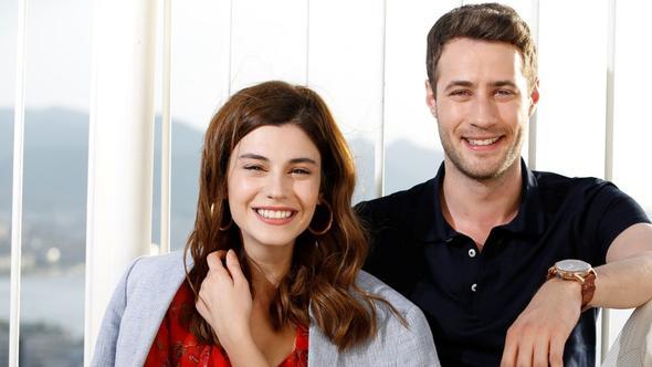 Yaz dizilerinden olan 'Dar�s� Ba��m�za'da ba�rol� Mehmet Ozan Dolunay ile Elif Do�an payla��yor.