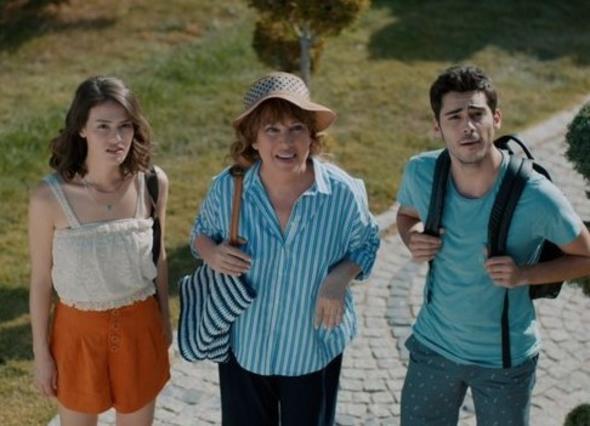 Mehmet Ozan Dolunay 1991 do�umlu ve 1.79 boyunda...1995 do�umlu Elif Do�an'�n boyu ise 1,70...