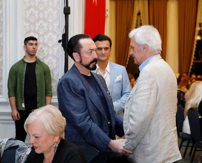 ENG�N �A�LAR: KOLAY KOLAY K�MSE KANDIRAMAZ BEN�    Oktar'�n ��ra�an Saray�'ndaki iftar davetine kat�lan isimler aras�nda olan oyuncu Engin �a�lar ise ��yle konu�tu: "Kendisiyle daha �nce herhangi bir tan���kl���m yoktu. San�r�m sinema d�nyas�yla yak�nl�k kurmak istedi. �ftara davet edildim ve gittim. Bir yere giderken, kimin ne kadar paras� var, kimlerle �al���yor diye d���nmem. Daha sonra da herhangi bir m�nasebetimiz olmad�. Ben y�llar�n sanat��s�y�m, kolay kolay kimse kand�ramaz beni. Bana yakla�amad�lar. Kendisine yap�lan su�lamalarla alakal� bir bilgim yok."